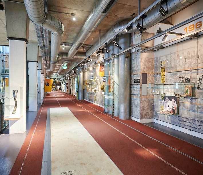 Foto: Deutsches Sport & Olympia Museum / D. Jacobi Blick auf die Timeline der Dauerausstellung des Deutschen Sport & Olympia Museum
