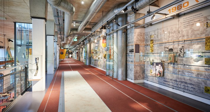 Blick auf die Timeline der Dauerausstellung des Deutschen Sport & Olympia Museum