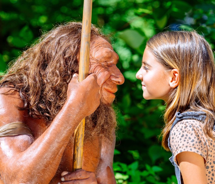 Foto: Neanderthal Museum Figur des Neanderthalers mit einem Kind aus der Gegenwart