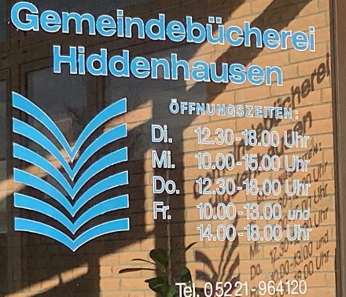 Foto: Gemeindebücherei Hiddenhausen Glasscheibe des Gebäudes der Gemeindebücherei Hiddenhausen