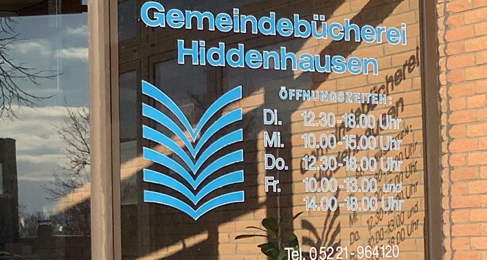 Glasscheibe des Gebäudes der Gemeindebücherei Hiddenhausen