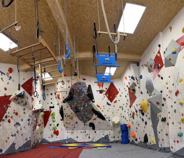 Foto: Tabalingo Ein Blick in unsere Boulderhalle, wo gerade auch Ninja Elemente aufgehangen sind.