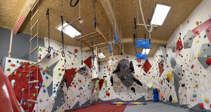 Ein Blick in unsere Boulderhalle, wo gerade auch Ninja Elemente aufgehangen sind.