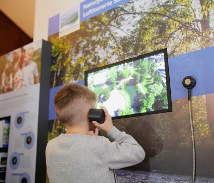 Foto: Tourist-Information Lennestadt und Kirchhundem Das Foto zeigt einen Jungen vor einem Exponat des Naturpark-Infozentrums Station Saalhausen.