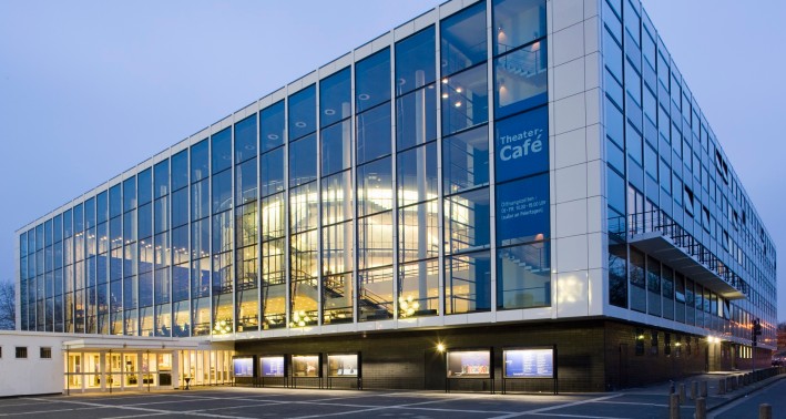 Musiktheater im Revier erleuchtet