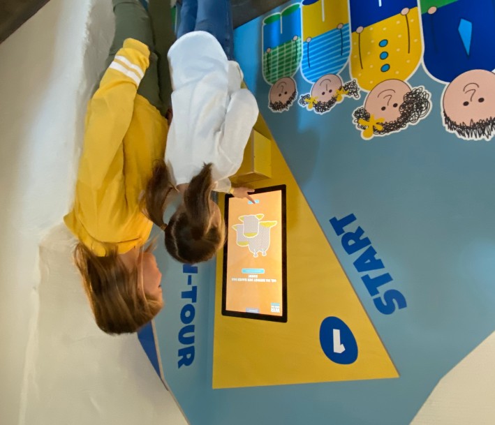 Das Foto zeigt Kinder während der Mühlentour mit spannenden Aufgaben - digital und analog - vom Korn zum Brot!