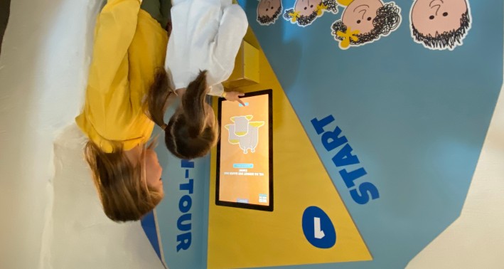Das Foto zeigt Kinder während der Mühlentour mit spannenden Aufgaben - digital und analog - vom Korn zum Brot!