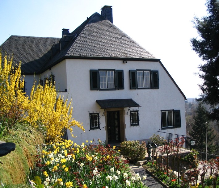 Foto: Adenauerhaus/Homann Das Foto zeigt Adenauers Wohnhaus umgeben von einem prächtigen Rosengarten.