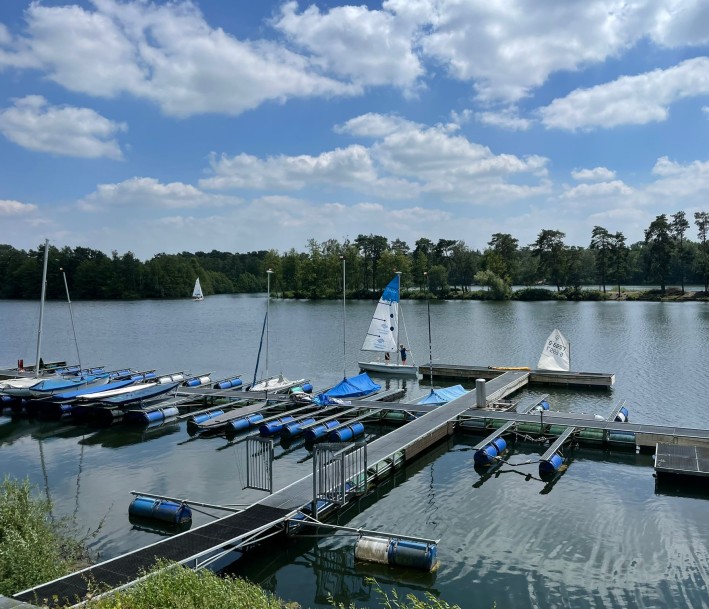 Blick auf einen See mit Steg