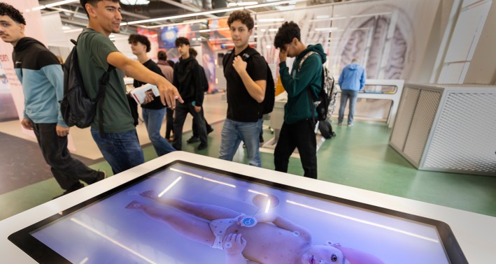 Das Foto zeigte eine Jugendgruppe in der Ausstellung Gesundheitswesen in der DASA Arbeitswelt Ausstellung.