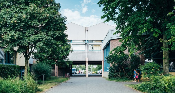 Das Foto zeigt das Gebäude der Volkshochschule in Mohnheim am Rhein.