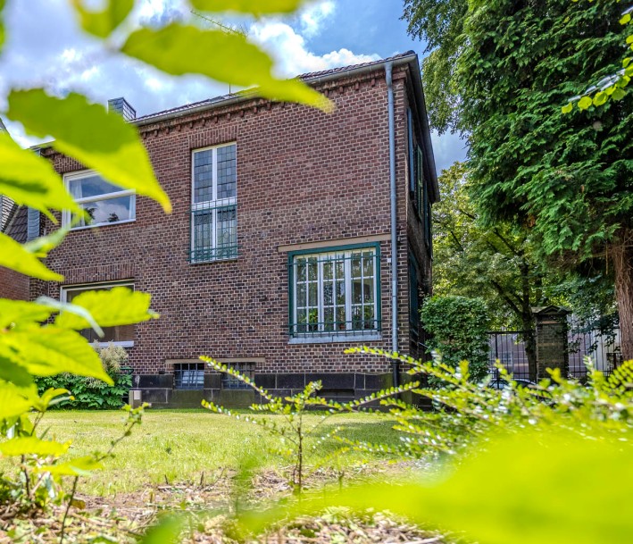 Foto: Reinhold Janowitz Das Niederrheinische Literaturhaus vom Garten aus gesehen