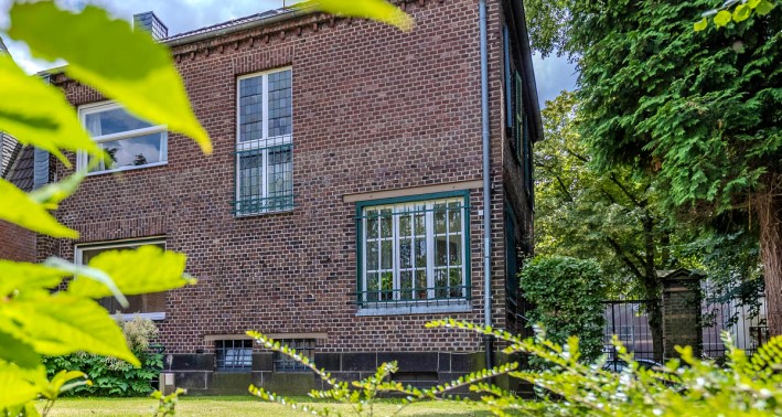 Das Niederrheinische Literaturhaus vom Garten aus gesehen