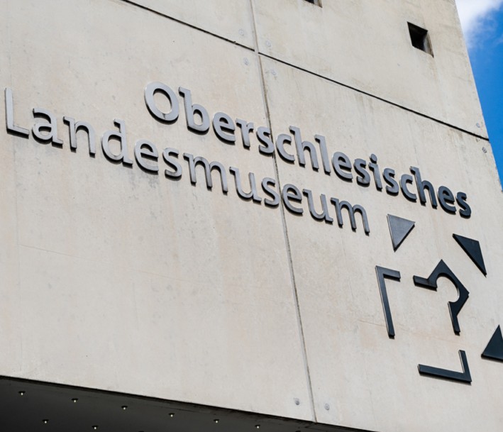 Das Foto zeigt den Schriftzug am Gebäude des Oberschlesischen Landesmuseums.