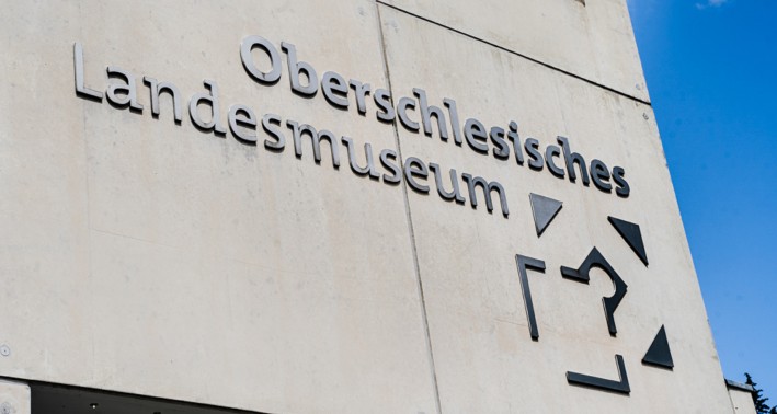 Das Foto zeigt den Schriftzug am Gebäude des Oberschlesischen Landesmuseums.