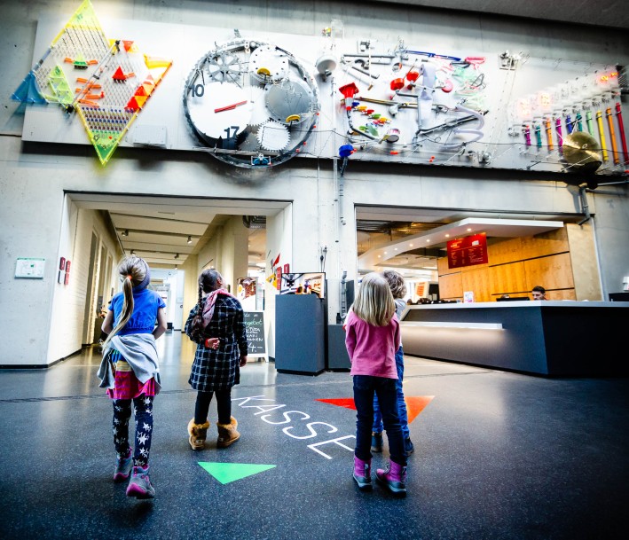 Foto: Phänomenta Kinder schauen auf Wandinstallation im Eingangsbereich