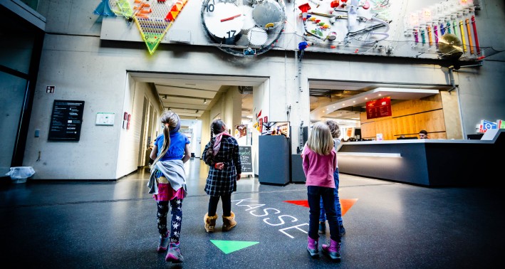 Kinder schauen auf Wandinstallation im Eingangsbereich