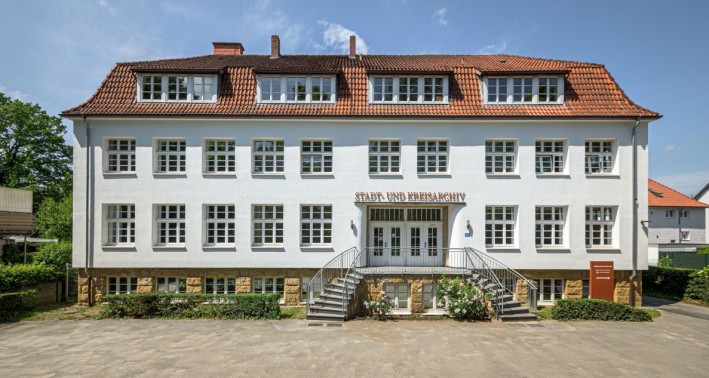 Das Foto zeigt die Außenansicht des Archivgbäudes