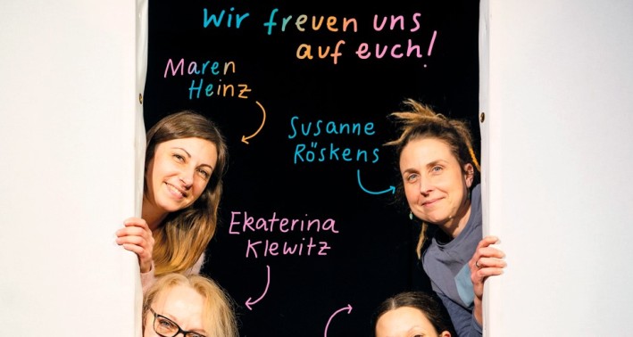 Auf dem Bild sind neun leute zu sehen, die aus einem Spalt gucken. Pfeile und bunte Buchstaben weisen ihnen jeweils einen Namen zu.