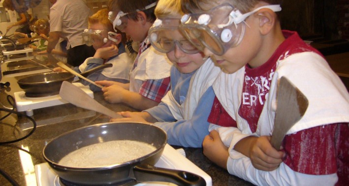 Kinder beim Sieden