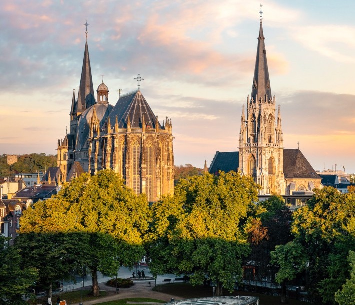 Foto: aachenviews Luftbild Aachener Elisengarten mit Aachener Dom und St. Foillan im Hintergrund