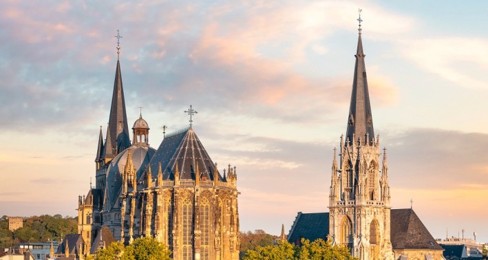 Luftbild Aachener Elisengarten mit Aachener Dom und St. Foillan im Hintergrund
