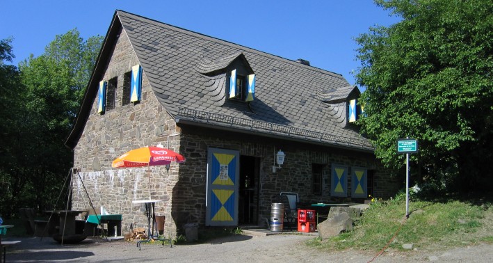 Außenansicht der Ginsburger Burgküche und des Hammergewerkehaus.