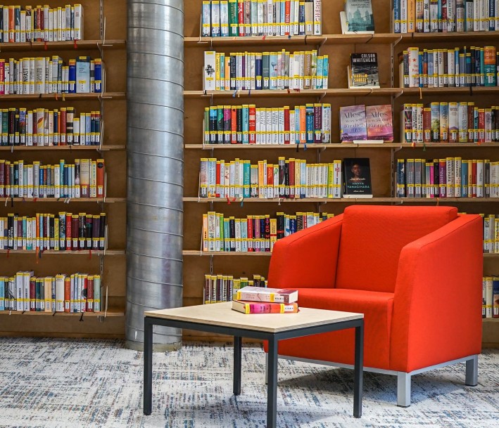 Roter Sessel vor gefüllten Bücherregalen
