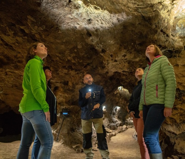Menschen besuchen die Kluterthöhle, ein versteinertes Korallenriff