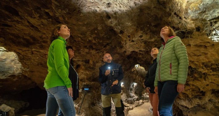 Menschen besuchen die Kluterthöhle, ein versteinertes Korallenriff