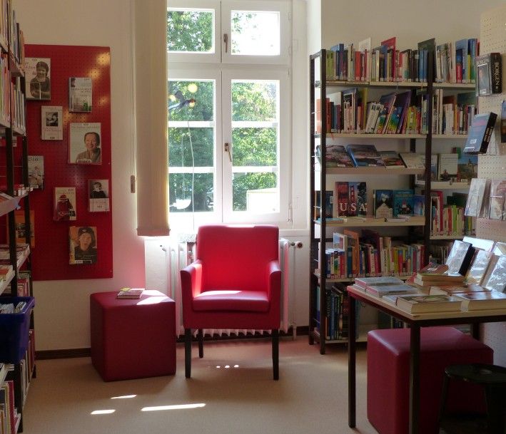 Blick in die Bibliothek des Lernorts Stadtbücherei Hilchenbach