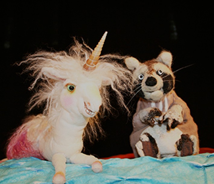 Einhornpuppe und Waschbärplüschtier
