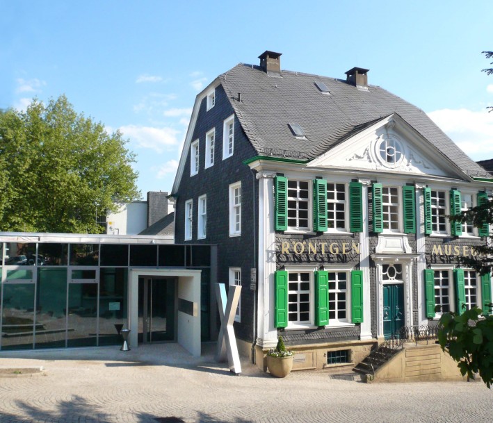 Blick auf das Gebäude und den Anbau des Röntgen-Museums