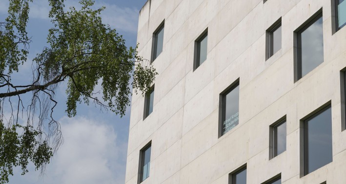 Moderne Hauswand mit Baum.