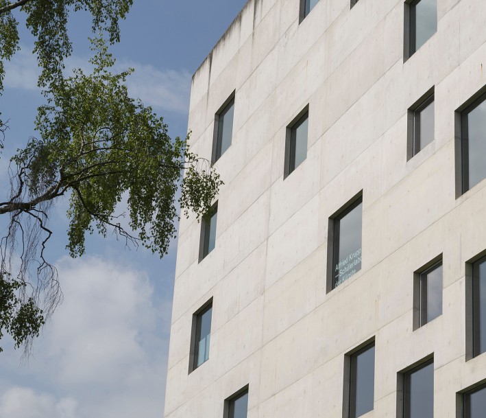 Moderne Hauswand mit Baum.