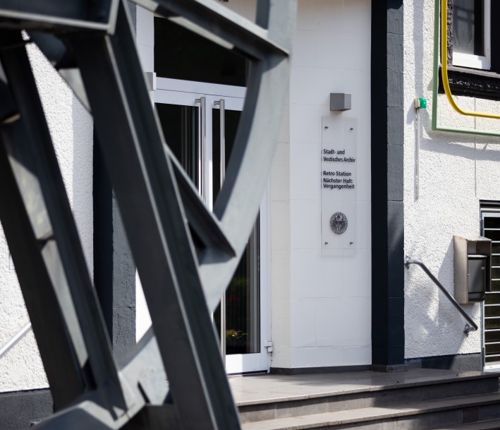 Hauseingang mit Metallkonstruktion im Vordergrund 