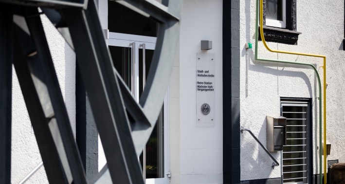 Hauseingang mit Metallkonstruktion im Vordergrund