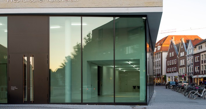 Westfälischer Kunstverein: moderne Hauswand mit Fensterfront in der Altstadt