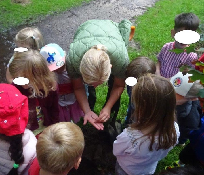 Kinder lernen draußen