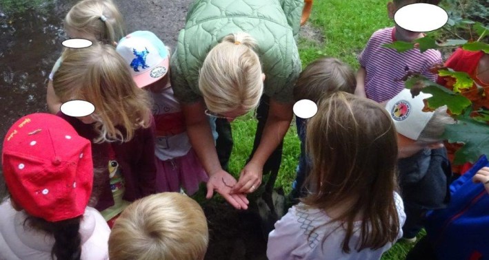 Kinder lernen draußen