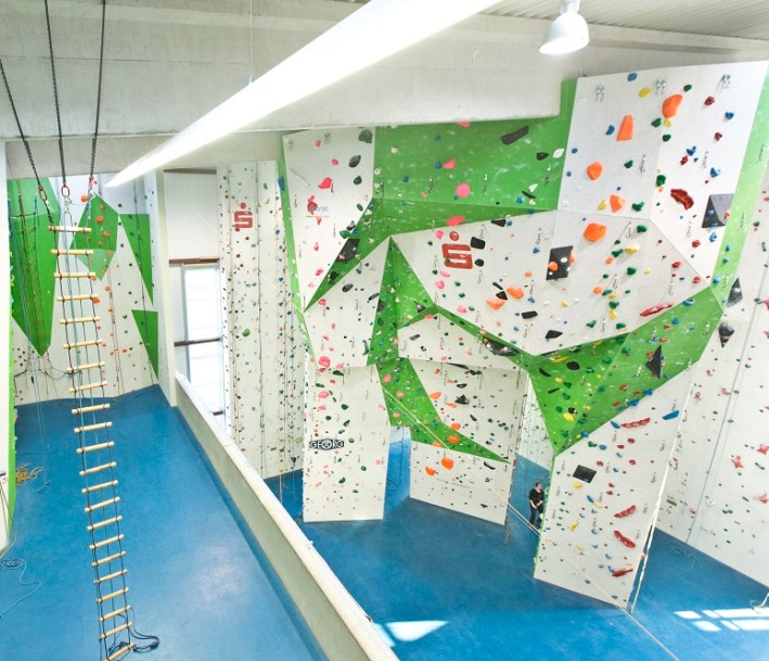 Foto: DAV Sektion Siegerland Kletterhalle mit verschiedenen Routen und einer Strickleiter