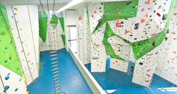 Kletterhalle mit verschiedenen Routen und einer Strickleiter