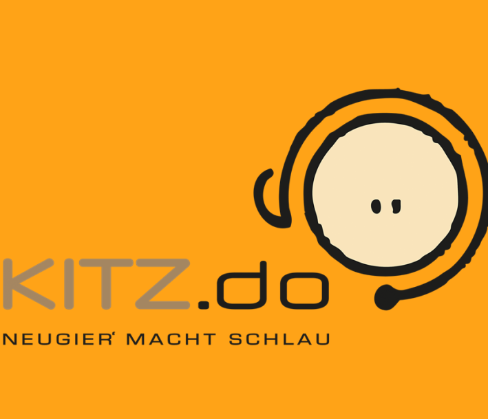 Logo von KITZ.do im Comicstil. Runder Kopf mit Headset vor orangem Hintergrund. Darauf steht 