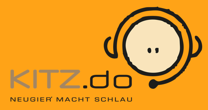 Logo von KITZ.do im Comicstil. Runder Kopf mit Headset vor orangem Hintergrund. Darauf steht 'KITZ.do. Neugier macht schlau'