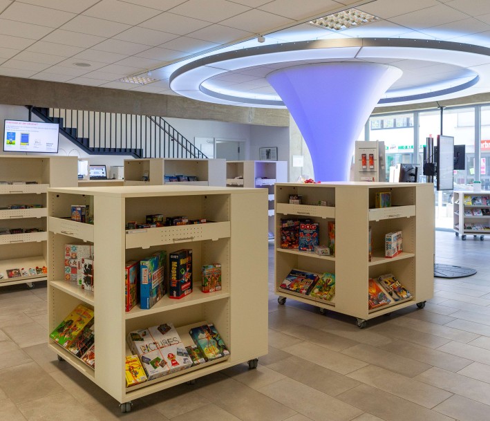 Stadtbibliothek Euskirchen Erdgeschoss mit Lichtobjekt