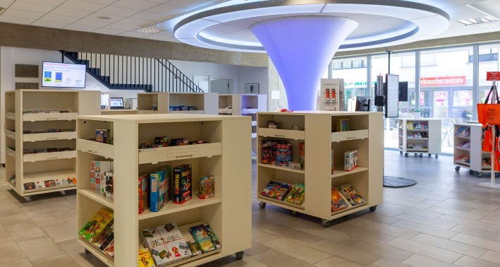 Stadtbibliothek Euskirchen Erdgeschoss mit Lichtobjekt