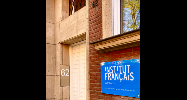 Der EIngang des Institut français Aachen. Eine rote Backsteinfassade mit blauem Schild. Auf dem Schild steht 'Institut français'.