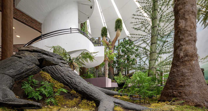 Im Zentrum der Dauerausstellung liegt ein lebensecht nachgebildeter Wald aus dem Zeitalter des Karbon.