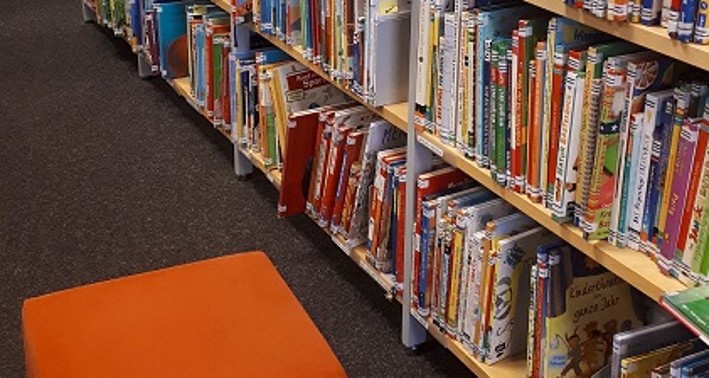 Blick in ein Bücherregal