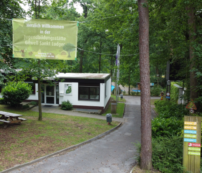 Vereinshaus in einer Park-/Waldanlage 